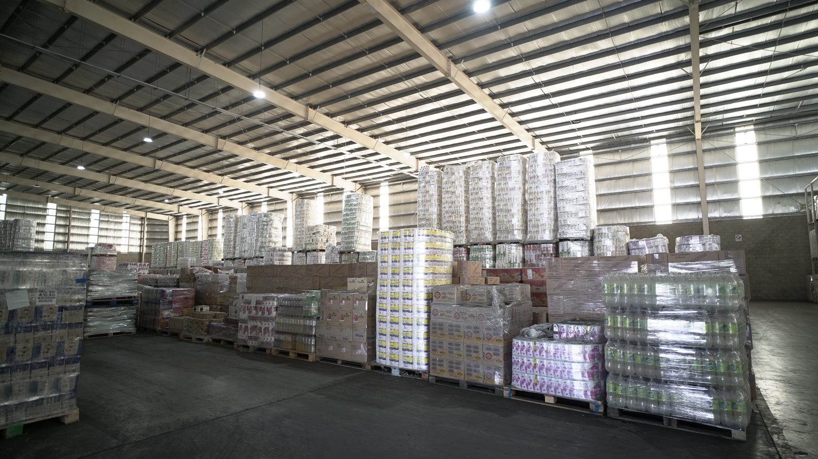 Interior del depósito de Grupo2000 con mercadería paletizada